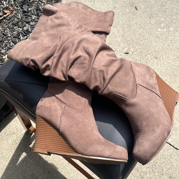 Tan suede high boots - Picture 6 of 8